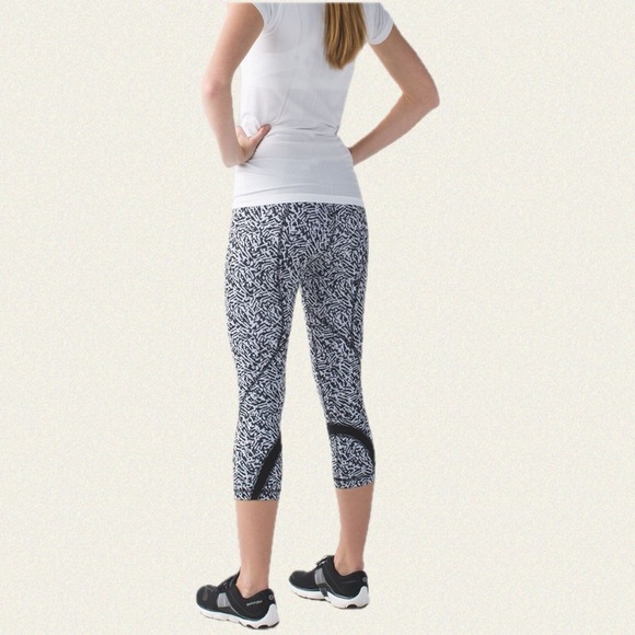 Lululemon Run: Inspire Crop II *All Full-On Luxtreme - Picture 3 of 10